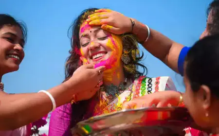 सखी री होली आई