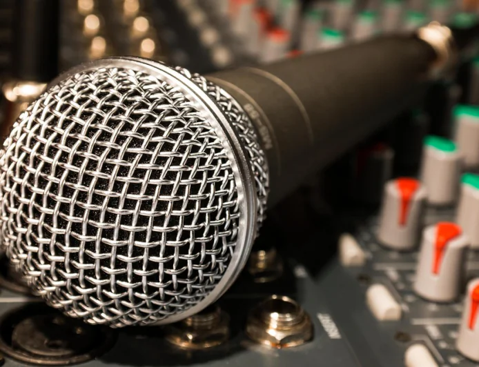 गीत जाने कौन गा रहा है?